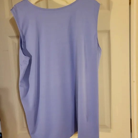 Pretty lavender top with sparkle detail - Picture 3 of 4